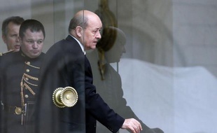 Le ministre de la Défense Jean-Yves Le Drian a souligné samedi "la nécessité de mener à son terme la lutte" au nord-Mali contre le "terrorisme", en présidant un hommage rendu à Angoulême au caporal-chef Alexandre Van Dooren, cinquième soldat français tué au Mali à l'âge de 23 ans.