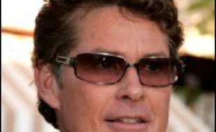 David Hasselhoff, rendu mondialement célèbre par la série "Alerte à Malibu", s'est vu interdire l'accès à un avion de British Airways en raison de son état d'ébriété avancée, selon le quotidien populaire britannique The Sun de jeudi.
