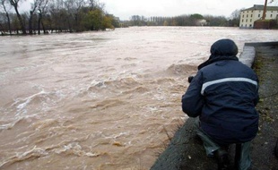 "L'eau continue à monter sur Agde, mais les gens sont habitués. On renforce le centre de secours avec des personnels et des plongeurs", a-t-on indiqué un officier des pompiers.