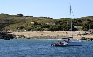 Seule la partie ouest de l'île de Cézembre est accessible au public avec un sentier découverte long de 800 mètres.