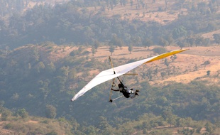 Un deltaplane en vol. Illustration.