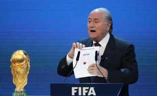 Sepp Blatter, le président de la Fifa, dévoile le nom du pays hôte de la Coupe du monde 2022, le Qatar, lors d'une cérémonie tenue le 2 décembre 2010 au siège de la Fifa à Zürich