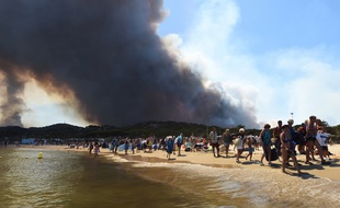 Des touristes évacuent la plage à Bormes-les-Mimosa, le 26 juillet 2017.