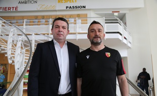 Aranud Pouille (à gauche); directeur général du RC Lens aux côtés de Franck Haise, l'entraîneur des Sang et Or