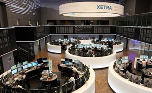 A l'instar des Bourses asiatiques et de l'euro, les Bourses européennes ont ouvert mardi en saluant d'une hausse modeste l'accord intervenu dans la nuit à Bruxelles entre le FMI et la zone euro pour réduire la dette de la Grèce et lui verser un prêt très attendu.