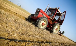 Illustration d'un tracteur dans un champ.