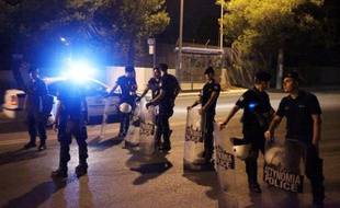 La police grecque a lancé une chasse à l'homme à Athènes pour retrouver des migrants qui se sont évadés au cours d'une émeute samedi dans un camp de rétention qui avait fait 10 blessés dans les rangs de la police, ont indiqué dimanche les autorités