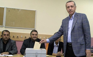 Le Premier ministre turc Recep Erdogan vote à un référendum le 12 septembre 2010.