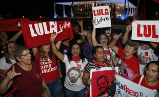 Des partisans de Lula célèbrent à Brasília le 7 novembre 2019 la décision de la Court suprême.