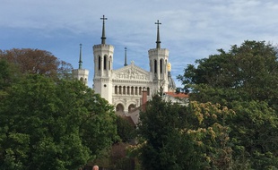 Vue de la basilique de Fourvière depuis le parc des Hauteurs à Lyon.