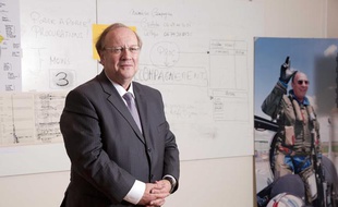 Jean-Pierre Bechter (UMP) dans un bureau de sa permanence au siege de la Fondation Dassault à Corbeil-Essonnes, le 2 décembre 2010.
