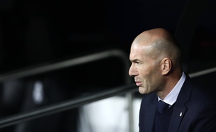 Zinédine Zidane sur le banc du Real Madrid lors du 8e de finale aller de la Ligue des champions face à Manchester City, le 26 février 2020.