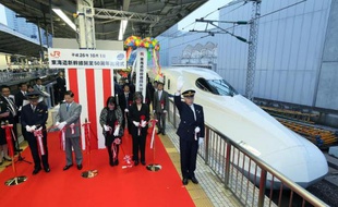 Le train à grande vitesse japonais "Shinkansen", pionnier mondial du transport ferroviaire ultra-rapide, célèbre son 50e anniversaire, le 1er octobre 2014 à Tokyo