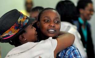 Deux participantes à la conférence internationale sur l'orientation sexuelle, le genre et les droits de l'Homme se saluent le 15 novembre 2010 à Cape Town, en Afrique du Sud.