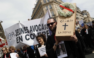 Avocats et magistrats manifestent à Paris, le 11 avril 2018.