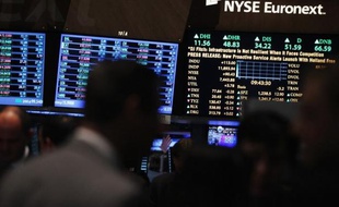 La Bourse de New York a ouvert en baisse lundi, pénalisée par la flambée des cours du pétrole et l'absence d'enthousiasme des investisseurs qui recherchent un nouveau catalyseur: le Dow Jones cédait 0,71% et le Nasdaq 1,01%.