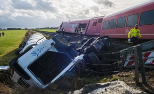 Un camion-citerne est entré en collision avec un train, qui a ensuite déraillé, le 18 novembre 2016 aux Pays-Bas