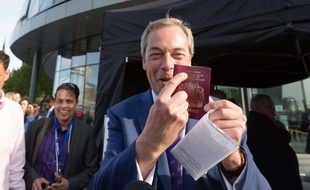 L'un des plus fervents partisans du Brexit, Nigel Farage, à la tête du parti UKIP, brandit son passeport le 6 mai 2016 à Londres.Vickie Flores/Shutterst/SIPA