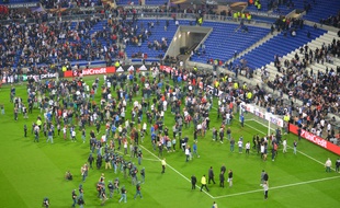 Des centaines de supporters de l'OL situés dans le virage sud n'ont eu d'autre choix que de se rendre sur la pelouse ce jeudi.