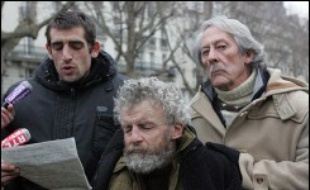 Deux membres de l'association Les Enfants de Don Quichotte, qui a installé un campement de quelque 200 tentes le long du canal Saint-Martin à Paris, ont entamé lundi une grève de la faim, pour obtenir des "mesures permettant l'accès de tous à un logement décent".
