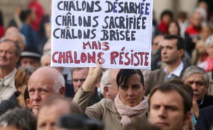 Manifestation à Châlons-en-Champagne contre la fermeture de deux sites militaires dans la ville, le 16 octobre 2014