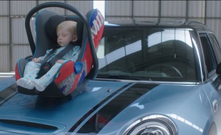 Mini assure que le son de ses moteurs endort les bébés.