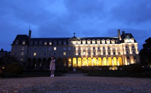 Sans doute intimidé par notre présence, le palais Saint-Georges de Rennes ne s'est allumé qu'à moitié mardi soir.