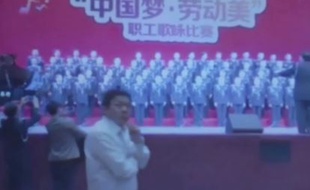 La scène s'est effondrée sous une chorale de 80 personnes en Chine.