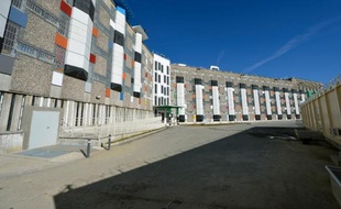 La facade d'un des bâtiments de la prison de Fleury-Mérogis, près de Paris, rénovée et photographiée le 31 octobre 2013