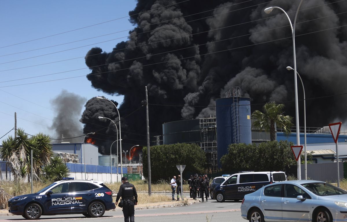 Espagne : Près de 80.000 personnes confinées après un incendie dans un hangar de produits chimiq image