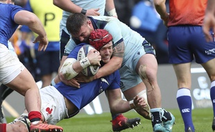 Le Français Bernard Le Roux passe un mauvais moment entre les mains de l'Ecossais Rory Sutherland lors du Tournoi des VI Nations 2020.