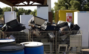 Déchets électromenagers attendant d'être recyclés dans une déchetterie.