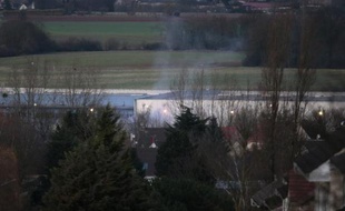 Des détonations et de la fumée sur le site de la prise d'otages de Dammartin, le 9 janvier 2015