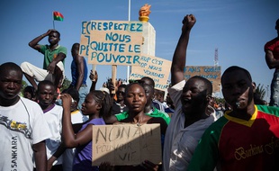 Des manifestants à Ouagadougou, au Burkina Faso, le 28 octobre 2014.