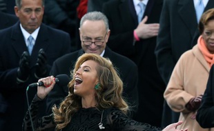 Beyoncé chante l'hymne américain et le sénateur Chuck Schumer apprécie.