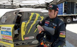 La seconde "vedette" de l'écurie Mini, après Stephan Peterhansel, l'Espagnol Juan (Nani) Roma a fait sa véritable entrée en scène mercredi sur le 34e Dakar, en remportant la 5e étape qui a conduit les concurrents d'Arequipa au Pérou à Arica au Chili.