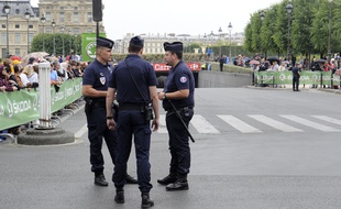 Des policiers montent la garde près de la Place de la Concorde à Paris avant le départ de la ernière étape du Tour de France, le 26 juillet 2015.