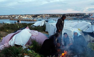 Des migrants tunisiens campent sur l'île de Lampedusa, Italie, le 30 mars 2011.