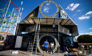 Le montage d'une attraction de la fête foraine Saint-Michel sur le site du Zénith, à Toulouse. Archives.