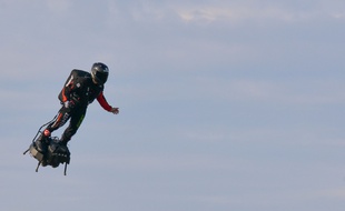 Franky Zapata lors de la traversée de la manche à bord de son flying board, le 4 août 2019.