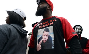 Michael Brown Sr, vêtu d'un T-shirt à l'effigie de son fils accompagnée de la phrase «parti trop tôt», le 22 novembre 2014.