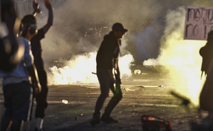 Affrontements entre la police et des manifestant à Minneapolis le 30 mai 2020.