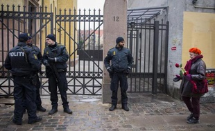 Des policiers à l'entrée de la synagogue de Copenhague, le 15 février 2015