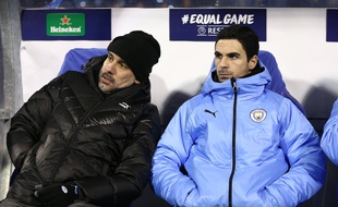 Pep Guardiola et son adjoint Mikel Arteta lors d'un match de Manchester City au Dinamo Zagreb, le 11 décembre 2019.