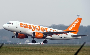 Un avion EasyJet au décollage à Lille-Lesquin en 2014