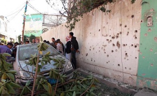 L'ambassade de France au Yémen fonctionnait normalement lundi après une série d'attentats nocturnes près de la chancellerie et du ministère de la Défense à Sanaa, qui ont fait trois blessés, selon des sources diplomatique et policière.