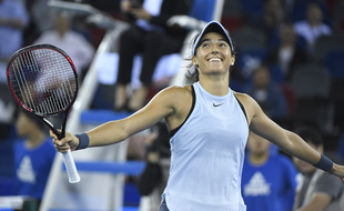 Caroline Garcia toute heureuse après sa victoire en finale du tournoi de Wuhan.