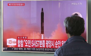 Le lancement d'un missile nord-coréen diffusé à la télévision dans une gare de Séoul, le 29 août 2017.