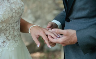 Les participants de l'émission contractent un mariage réel.