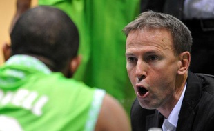 Lyon's coach Vincent Collet talks to his players during their "Semaine des As" basketball French tournament semi final match against Orleans on February 21, 2009 in Le Havre
G. LENOIR / AFP